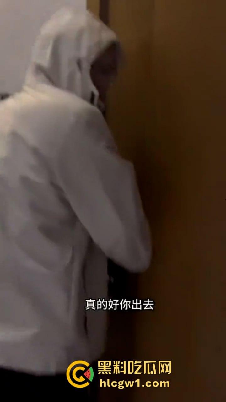 可怕!湖南长沙猥琐男闯入女生公寓偷窃衣物 妹子录视频机智报警抓人 这是真变态! 第9张 可怕!湖南长沙猥琐男闯入女生公寓偷窃衣物 妹子录视频机智报警抓人 这是真变态! 第9张