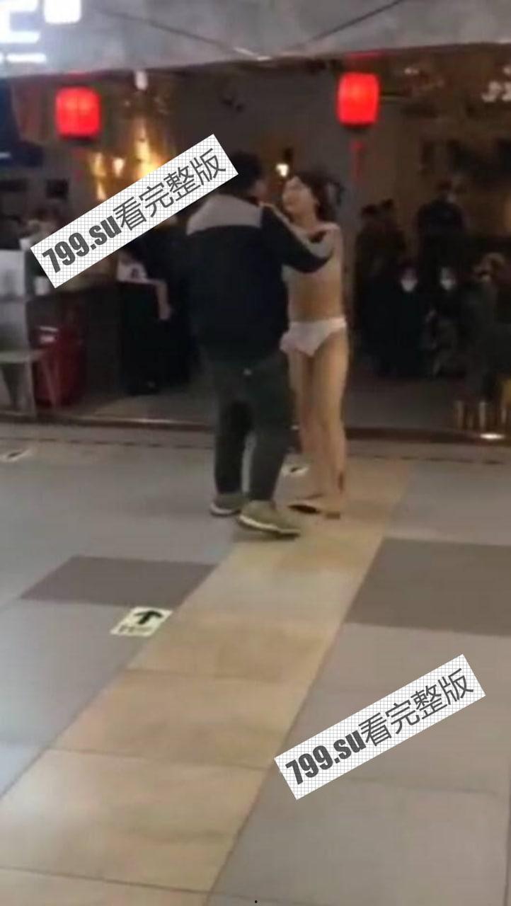 广州天河 维多利广场 1 女子发现男友出轨 边脱衣边诉说男友罪证  第2张