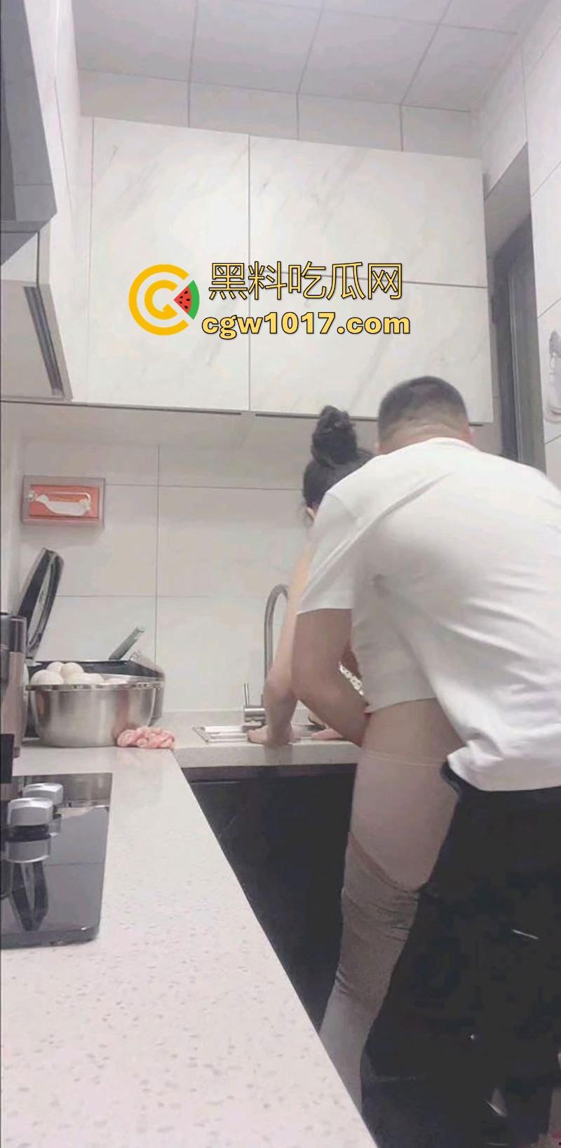 在厨房强上美艳瑜伽裤嫂子，按在厨房灶台就从后面猛干，插得嫂子淫水哗哗流，内射内射彻底被操服了！  第1张