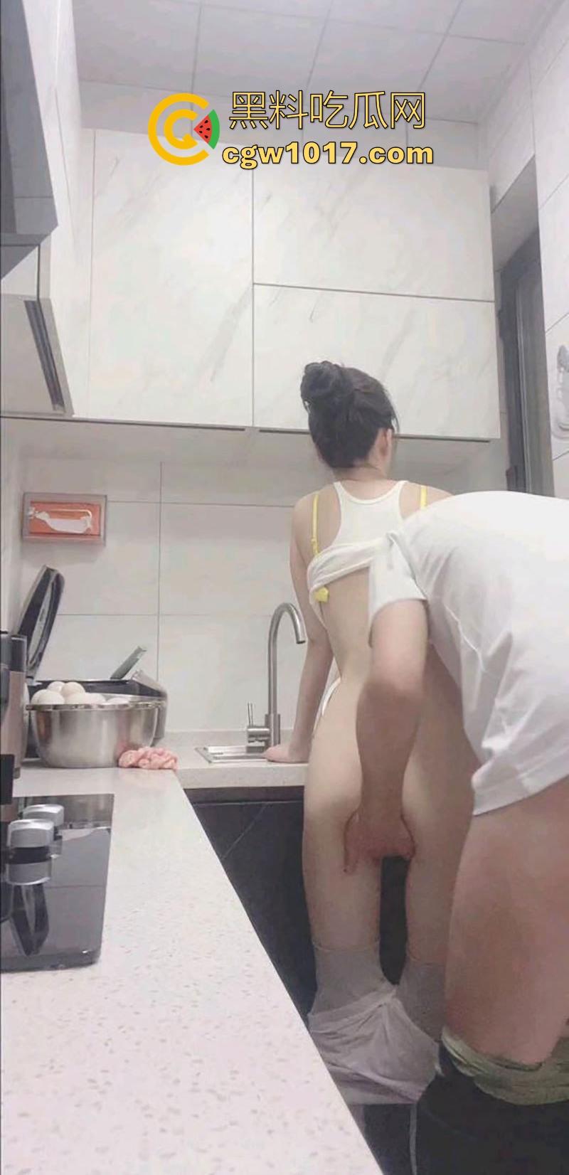 在厨房强上美艳瑜伽裤嫂子，按在厨房灶台就从后面猛干，插得嫂子淫水哗哗流，内射内射彻底被操服了！  第2张