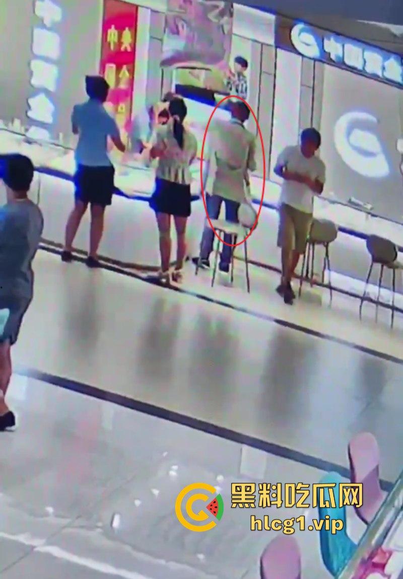 老婆不听话怎么办 捅两刀就老实了！辽宁营口男子进柜台薅住女柜员头发哐哐两刀后淡定离开！  第2张