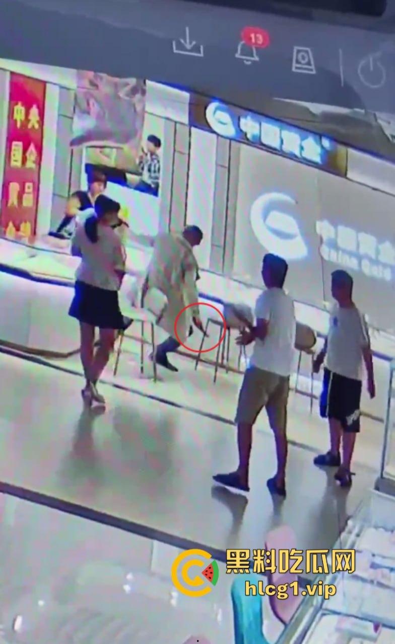 老婆不听话怎么办 捅两刀就老实了！辽宁营口男子进柜台薅住女柜员头发哐哐两刀后淡定离开！  第3张