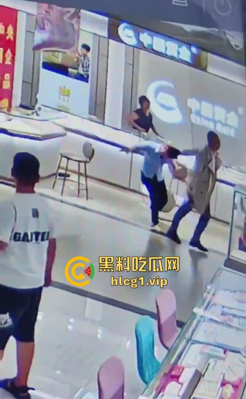 老婆不听话怎么办 捅两刀就老实了！辽宁营口男子进柜台薅住女柜员头发哐哐两刀后淡定离开！  第4张