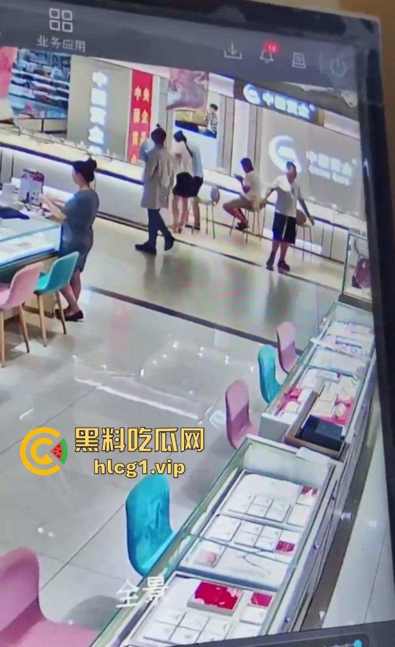 老婆不听话怎么办 捅两刀就老实了！辽宁营口男子进柜台薅住女柜员头发哐哐两刀后淡定离开！  第5张