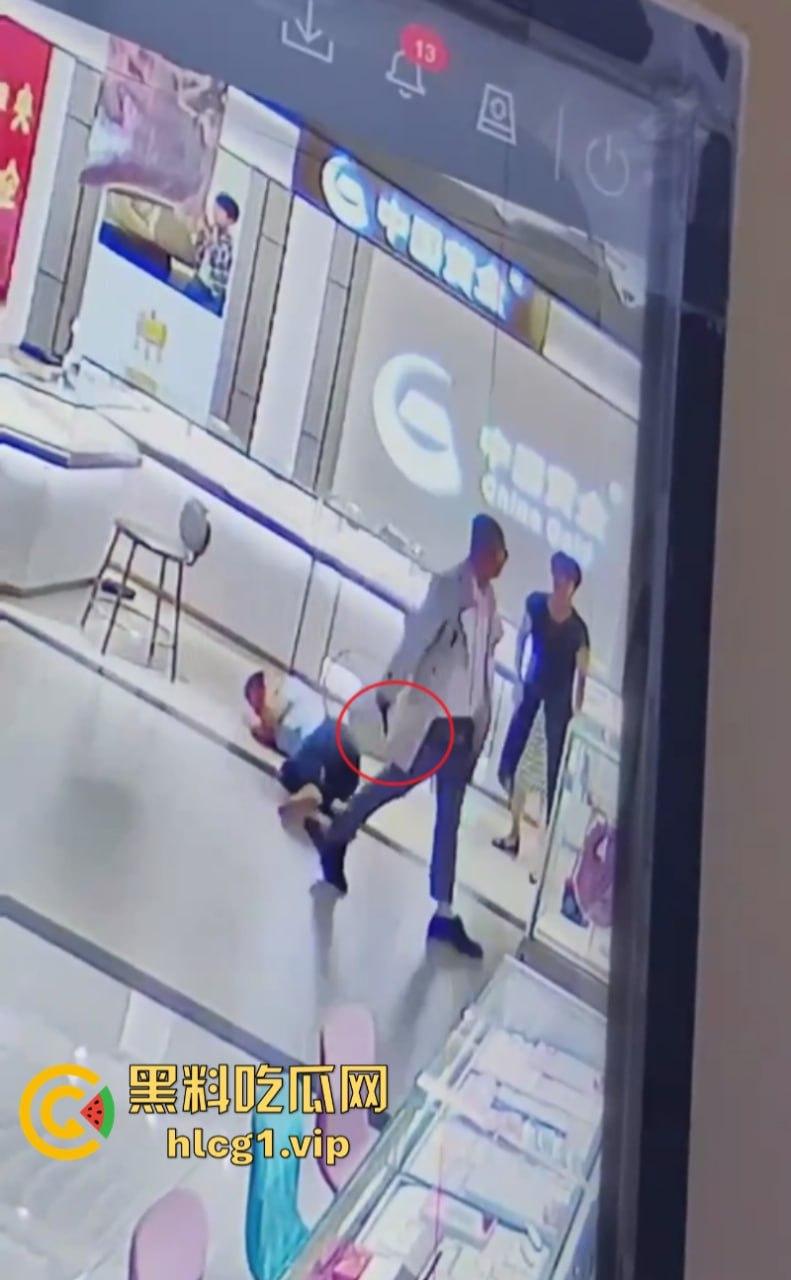 老婆不听话怎么办 捅两刀就老实了！辽宁营口男子进柜台薅住女柜员头发哐哐两刀后淡定离开！  第6张
