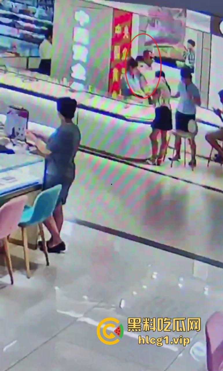 老婆不听话怎么办 捅两刀就老实了！辽宁营口男子进柜台薅住女柜员头发哐哐两刀后淡定离开！  第7张