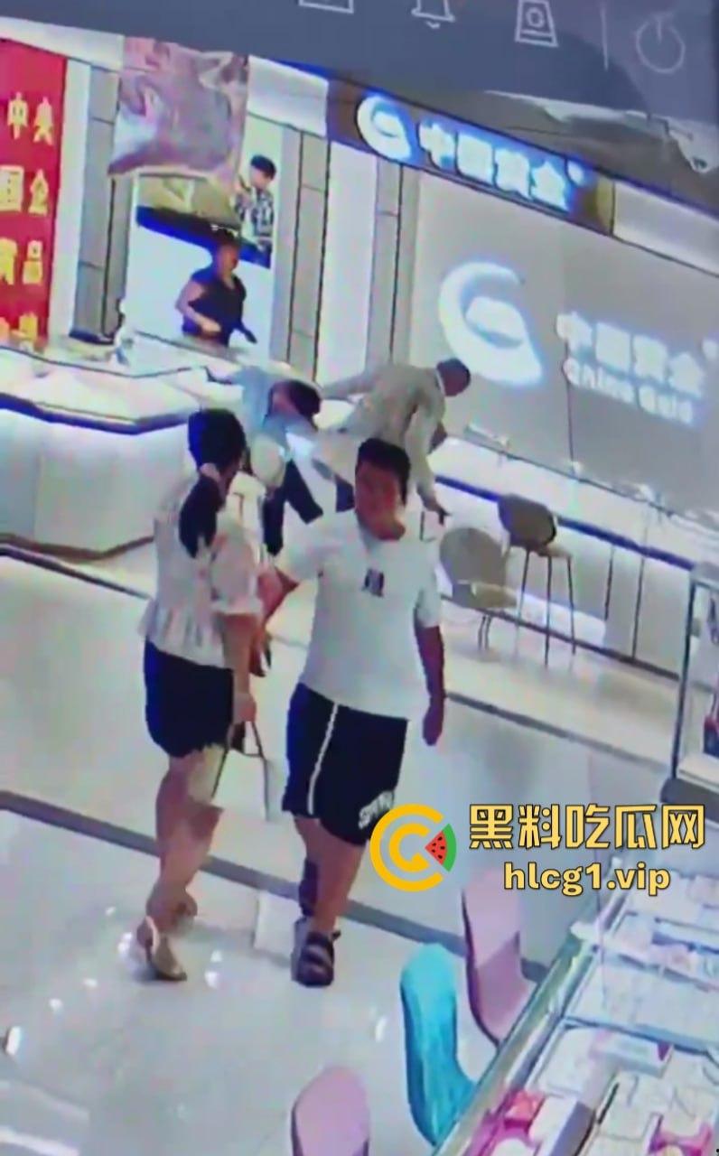 老婆不听话怎么办 捅两刀就老实了！辽宁营口男子进柜台薅住女柜员头发哐哐两刀后淡定离开！  第8张