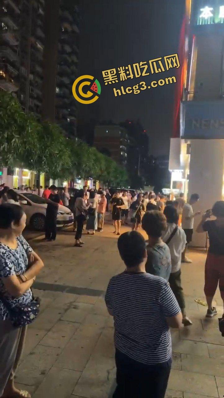 广西梧州食品公司老板跑路！一夜之间关闭所有店铺 员工消费者 集体起义围堵讨债！  第6张