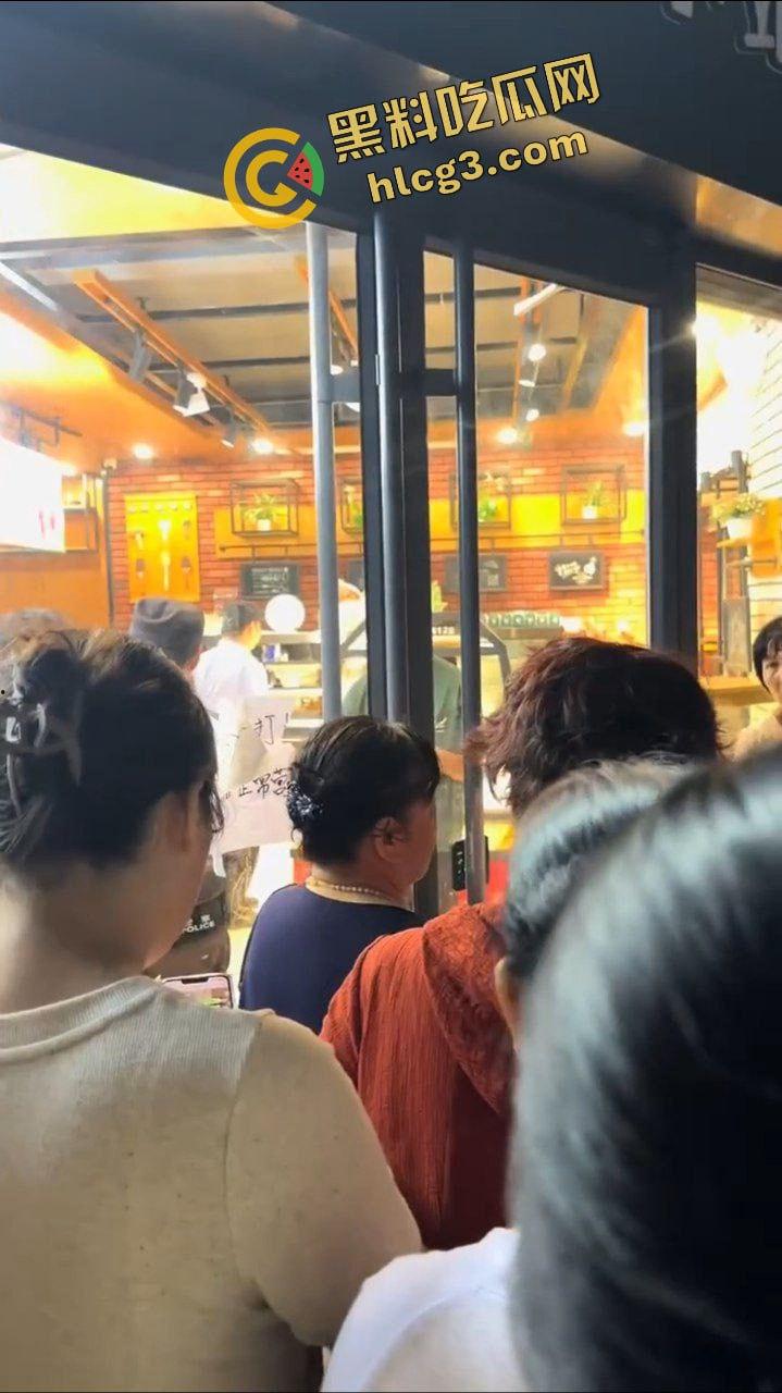 广西梧州食品公司老板跑路！一夜之间关闭所有店铺 员工消费者 集体起义围堵讨债！  第8张