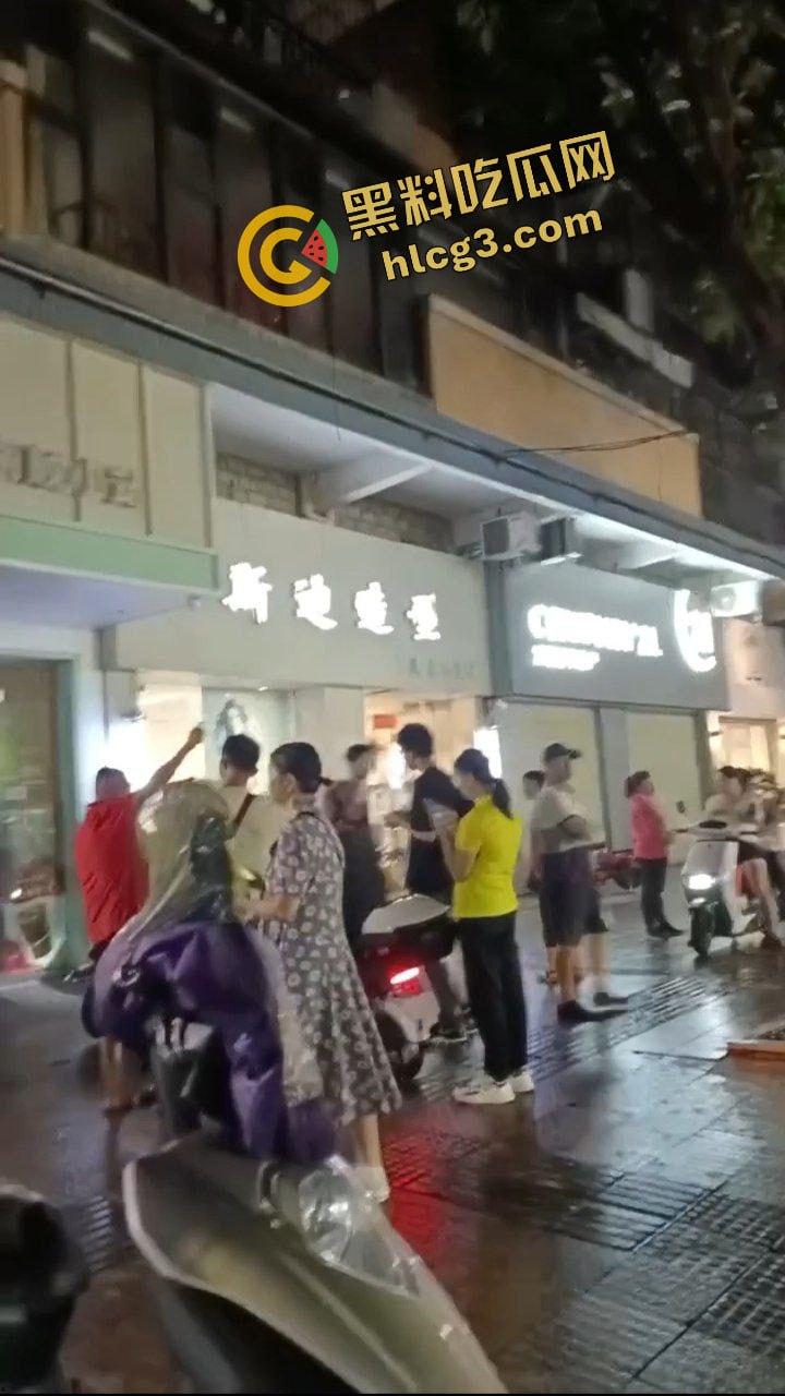 广西梧州食品公司老板跑路！一夜之间关闭所有店铺 员工消费者 集体起义围堵讨债！  第10张