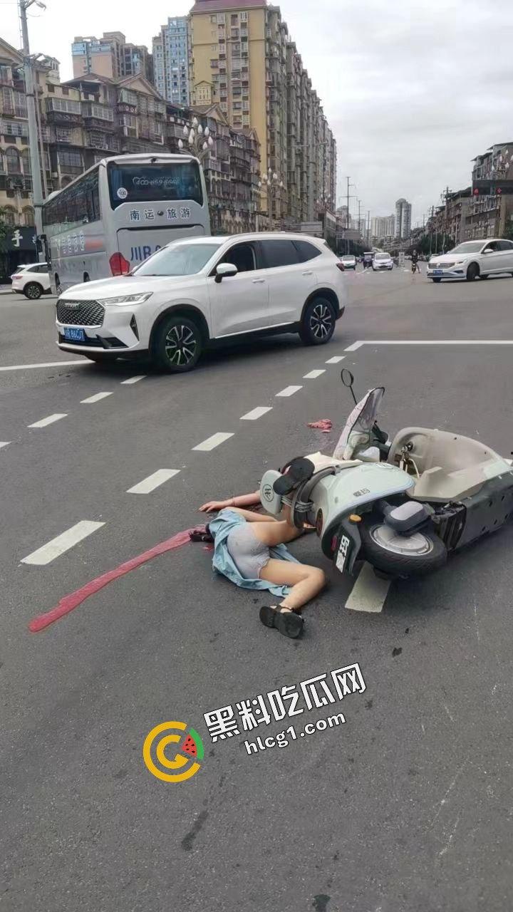 四川南充南部县大润发 发生一起车祸碾压事件 母亲带女儿开电动车被大巴碾压 孩子当场死亡  第4张