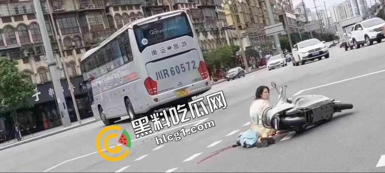 四川南充南部县大润发 发生一起车祸碾压事件 母亲带女儿开电动车被大巴碾压 孩子当场死亡  第5张