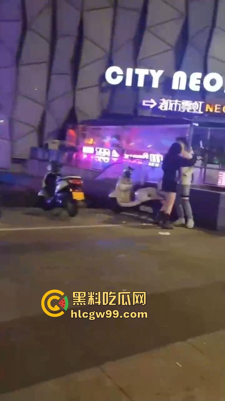 集美饭吃了东西买了酒喝了，最后一句我要跟闺蜜回家？兄弟直接西格玛男人觉醒，这到嘴得鸭子还能飞了？  第2张