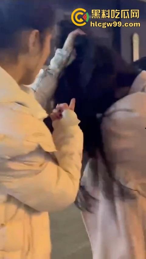 情人节你却非要当别人的情人 粉衣少妇勾搭00后弟弟被其女友抓获 原配强悍扯头发暴击！  第2张