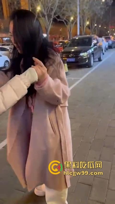 情人节你却非要当别人的情人 粉衣少妇勾搭00后弟弟被其女友抓获 原配强悍扯头发暴击！  第6张