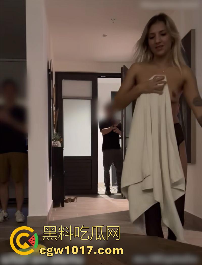 在家正操淫荡娇妻时,外卖员敲门骚货全裸拿外卖勾引,开裆黑丝加肥臀超诱惑,老公藏墙后看着母狗被操,再顶着别人精液爆操娇妻! 第2张 在家正操淫荡娇妻时,外卖员敲门骚货全裸拿外卖勾引,开裆黑丝加肥臀超诱惑,老公藏墙后看着母狗被操,再顶着别人精液爆操娇妻! 第2张