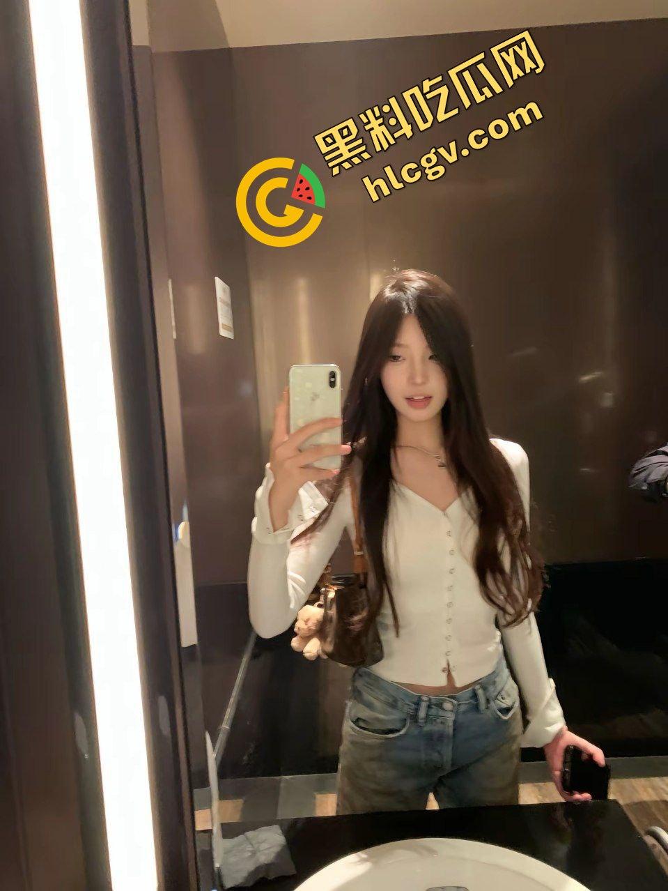 抖音清纯反差婊『盐焗小鱼丸』被金主爸爸看上包养 道具抠逼淫叫连连！独家流出！  第3张