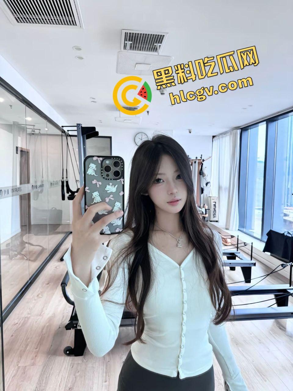 抖音清纯反差婊『盐焗小鱼丸』被金主爸爸看上包养 道具抠逼淫叫连连！独家流出！  第4张