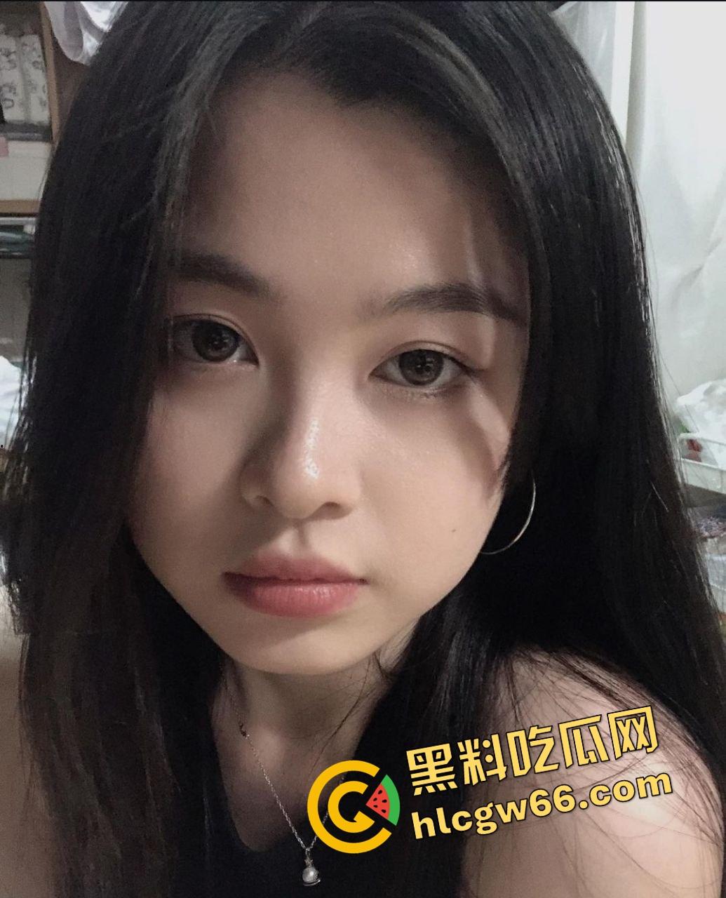 重庆骚货黄毛妹重口翻天操作曝光，肥美肉臀扩阴塞橘子，骚穴大开吃果粒，果汁流逼喷脸，这尼玛是人能玩的？  第8张