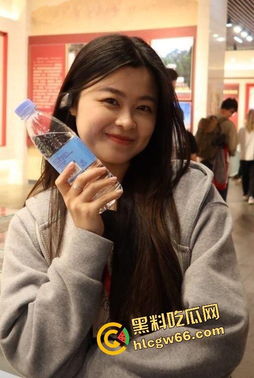 重庆骚货黄毛妹重口翻天操作曝光，肥美肉臀扩阴塞橘子，骚穴大开吃果粒，果汁流逼喷脸，这尼玛是人能玩的？  第10张