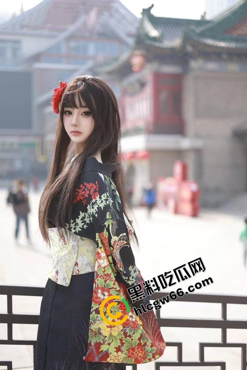 抖音网红【妮妮爱吃木瓜】巨乳骚女，下播之后给榜一大哥发自拍照片视频福利！  第2张