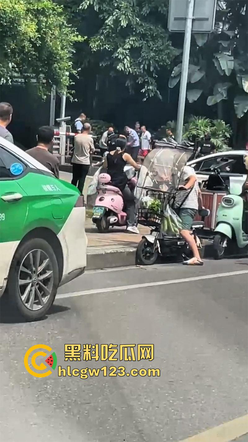 四川乐山持刀暴徒，男子报复社会当街行凶，砍保安还袭警，被民警开枪制服，嫌疑人已被送医！  第2张