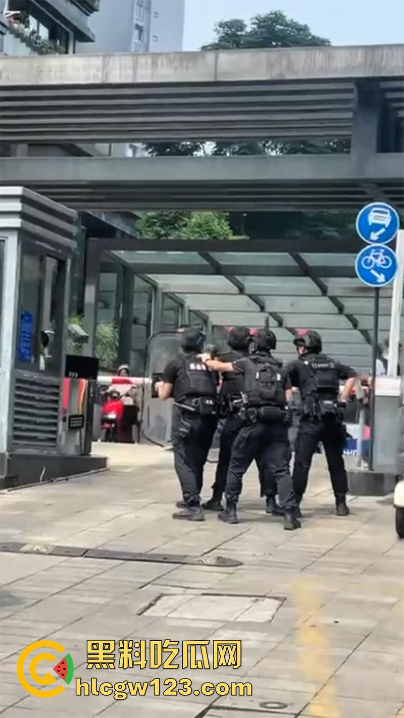 四川乐山持刀暴徒，男子报复社会当街行凶，砍保安还袭警，被民警开枪制服，嫌疑人已被送医！  第5张