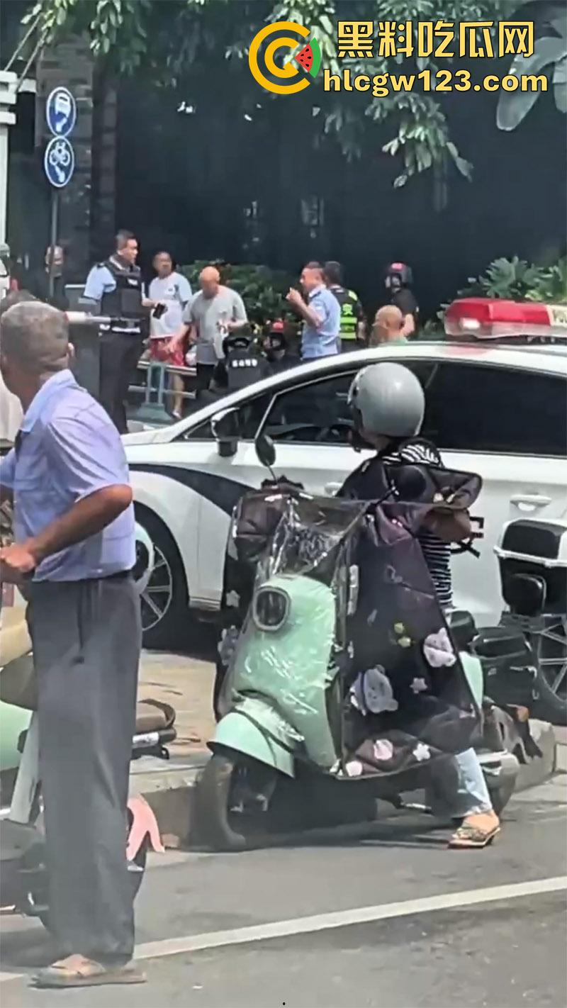 四川乐山持刀暴徒，男子报复社会当街行凶，砍保安还袭警，被民警开枪制服，嫌疑人已被送医！  第8张