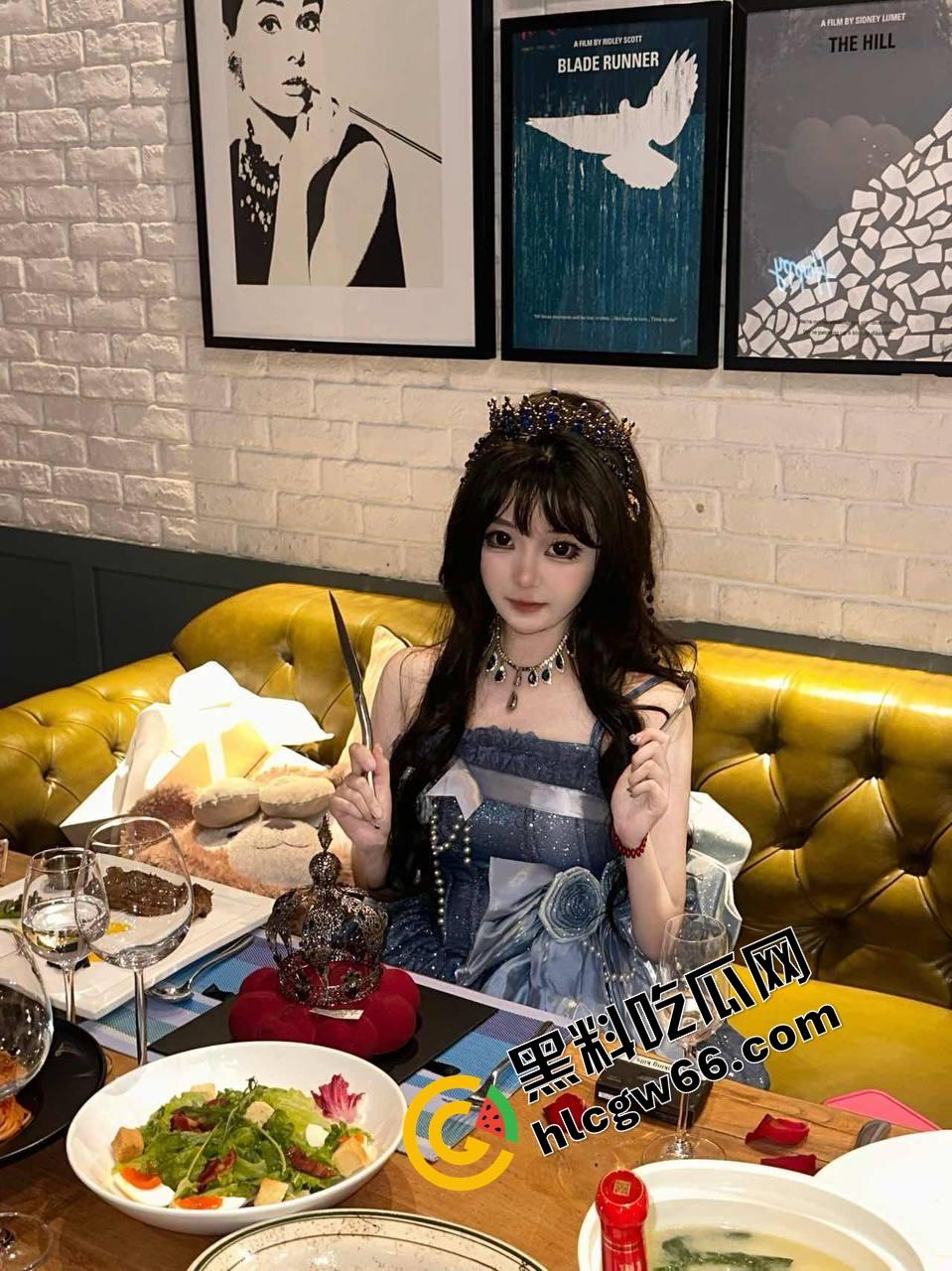 抖音网红【妮妮爱吃木瓜】巨乳骚女，下播之后给榜一大哥发自拍照片视频福利！  第8张