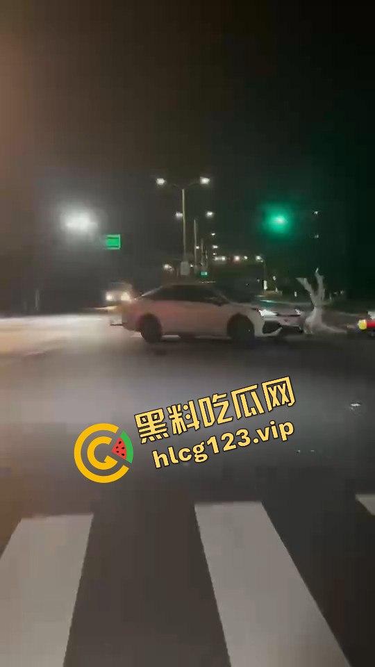 女骑手正常行驶被傻逼左转车撞飞，空中旋转一圈鞋都甩没了，男友赶来还被司机骂傻逼！  第1张