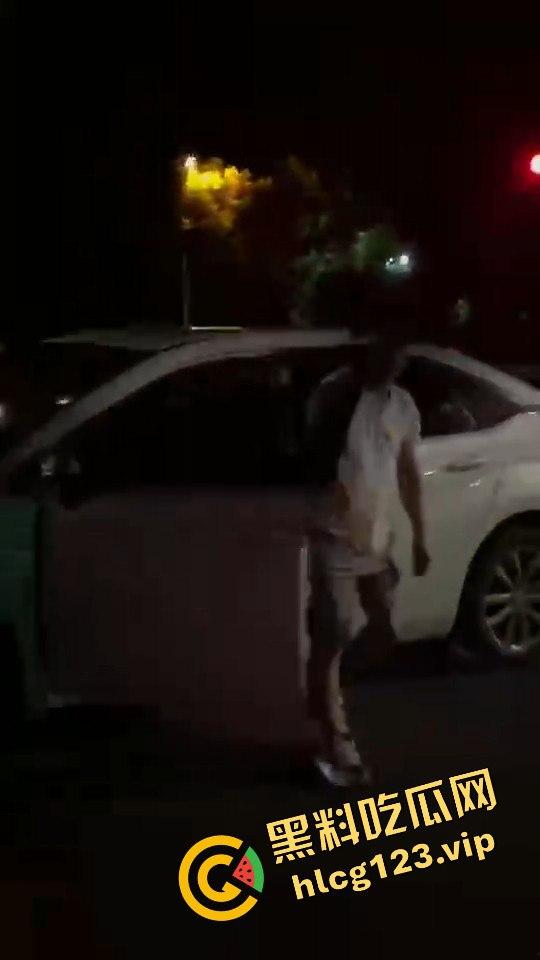 女骑手正常行驶被傻逼左转车撞飞，空中旋转一圈鞋都甩没了，男友赶来还被司机骂傻逼！  第3张