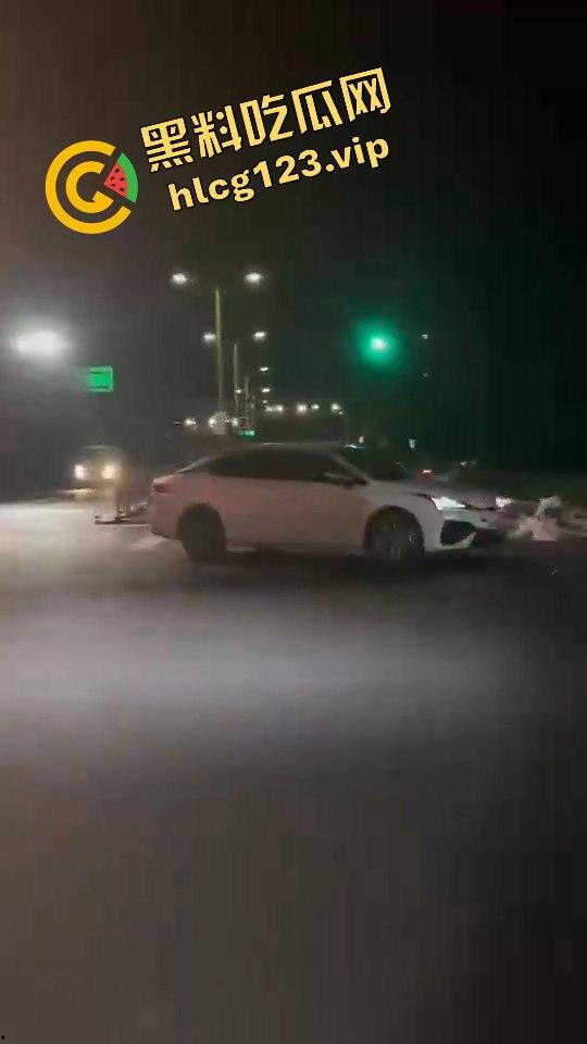 女骑手正常行驶被傻逼左转车撞飞，空中旋转一圈鞋都甩没了，男友赶来还被司机骂傻逼！  第4张