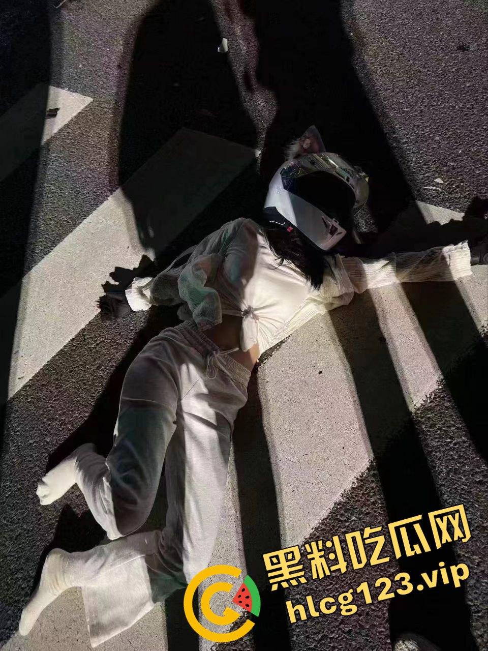 女骑手正常行驶被傻逼左转车撞飞，空中旋转一圈鞋都甩没了，男友赶来还被司机骂傻逼！  第5张