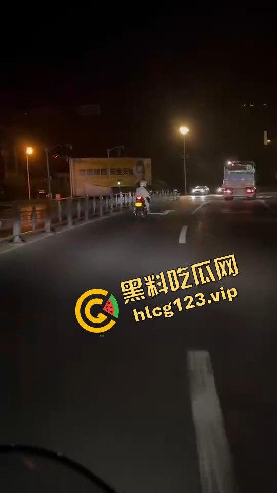 女骑手正常行驶被傻逼左转车撞飞，空中旋转一圈鞋都甩没了，男友赶来还被司机骂傻逼！  第6张
