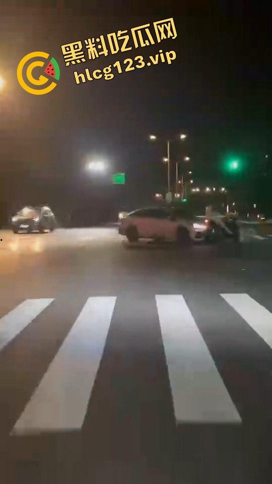 女骑手正常行驶被傻逼左转车撞飞，空中旋转一圈鞋都甩没了，男友赶来还被司机骂傻逼！  第7张