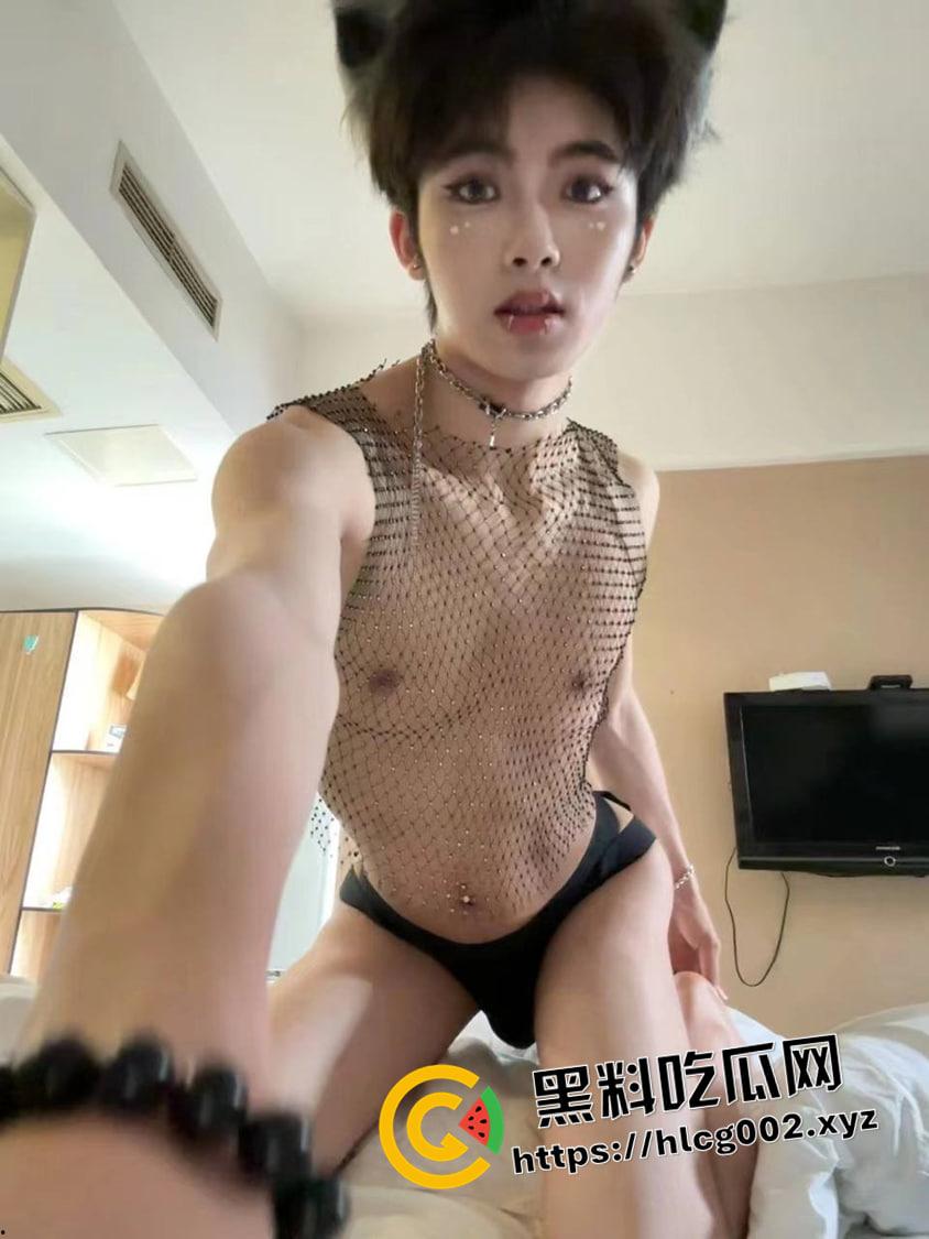 四川师范大学TS【杨佩函】整天穿渔网黑丝 肉便器纹在身上 朋友圈放做爱视频 四川对于男同的接受程度这么高了吗  第6张