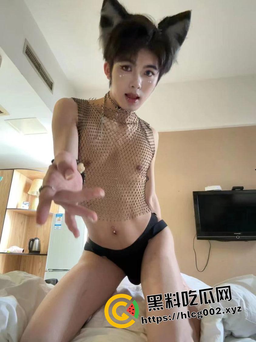 四川师范大学TS【杨佩函】整天穿渔网黑丝 肉便器纹在身上 朋友圈放做爱视频 四川对于男同的接受程度这么高了吗  第7张