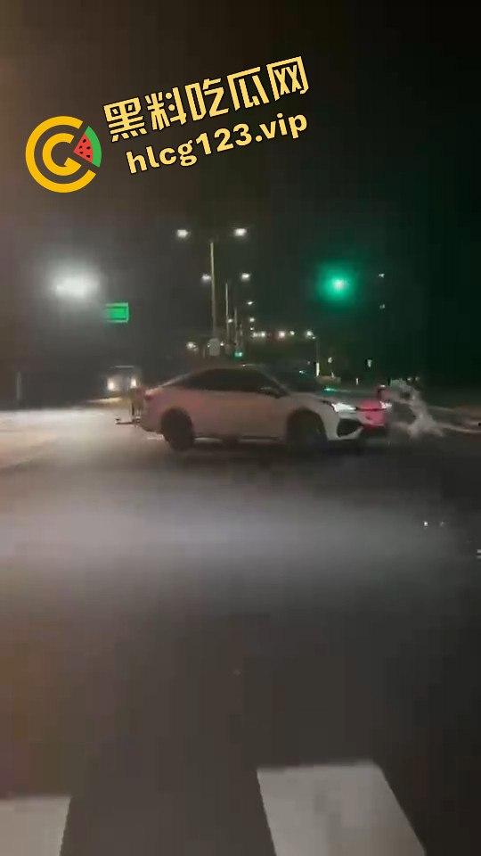 女骑手正常行驶被傻逼左转车撞飞，空中旋转一圈鞋都甩没了，男友赶来还被司机骂傻逼！  第8张