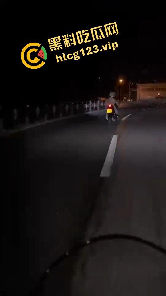 女骑手正常行驶被傻逼左转车撞飞，空中旋转一圈鞋都甩没了，男友赶来还被司机骂傻逼！  第9张