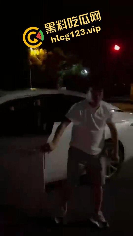 女骑手正常行驶被傻逼左转车撞飞，空中旋转一圈鞋都甩没了，男友赶来还被司机骂傻逼！  第10张