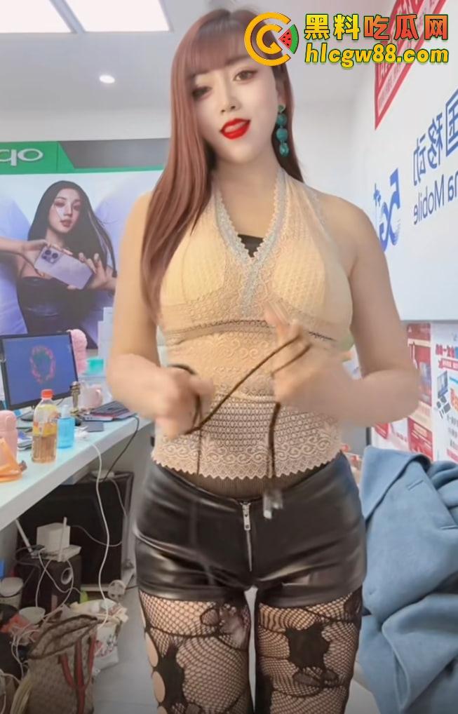 河南商丘移动熟妇『L~ye』直播丝袜勾人不卖业务，黑丝爬地被大哥调教，大哥带假鸡巴增粗套爆操！  第3张