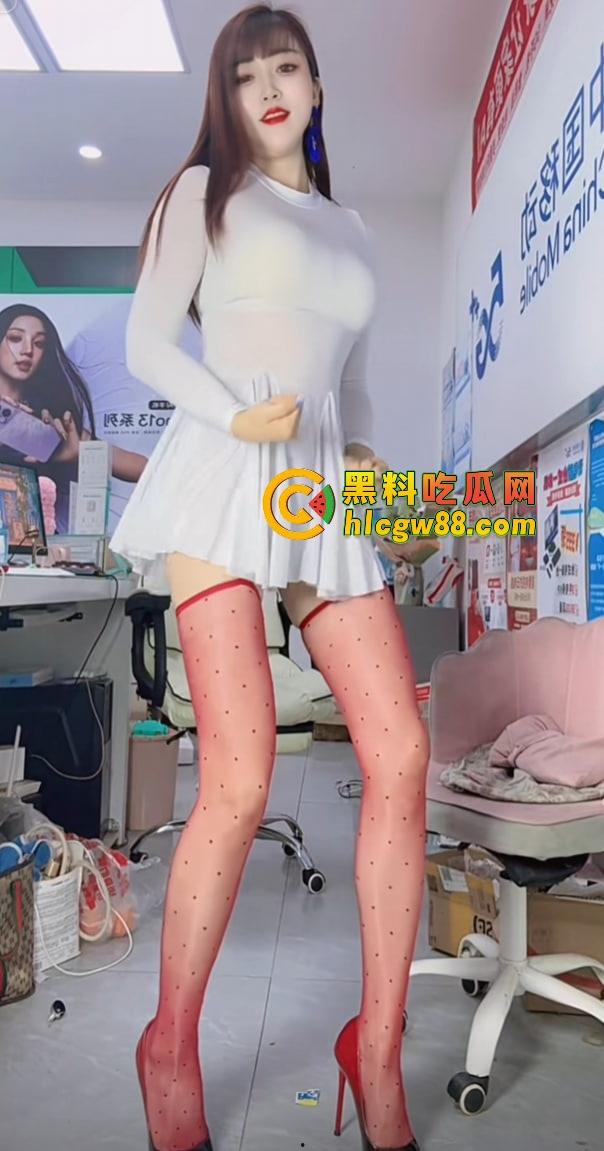 河南商丘移动熟妇『L~ye』直播丝袜勾人不卖业务，黑丝爬地被大哥调教，大哥带假鸡巴增粗套爆操！  第8张