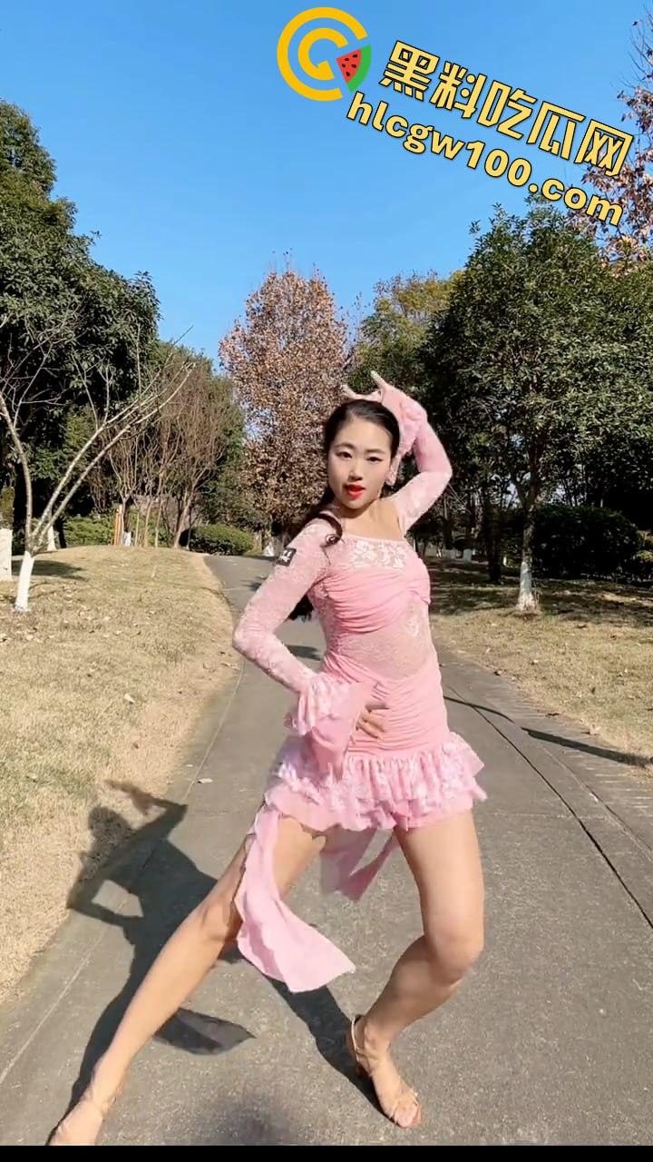 抖音6.8W粉【屿菲】付费定制脱衣裸舞道具抽插自慰，不愧是舞蹈主播花样就是多  第3张