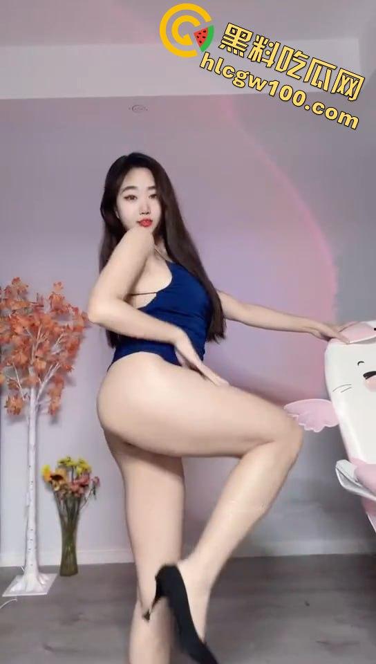 抖音6.8W粉【屿菲】付费定制脱衣裸舞道具抽插自慰，不愧是舞蹈主播花样就是多  第10张