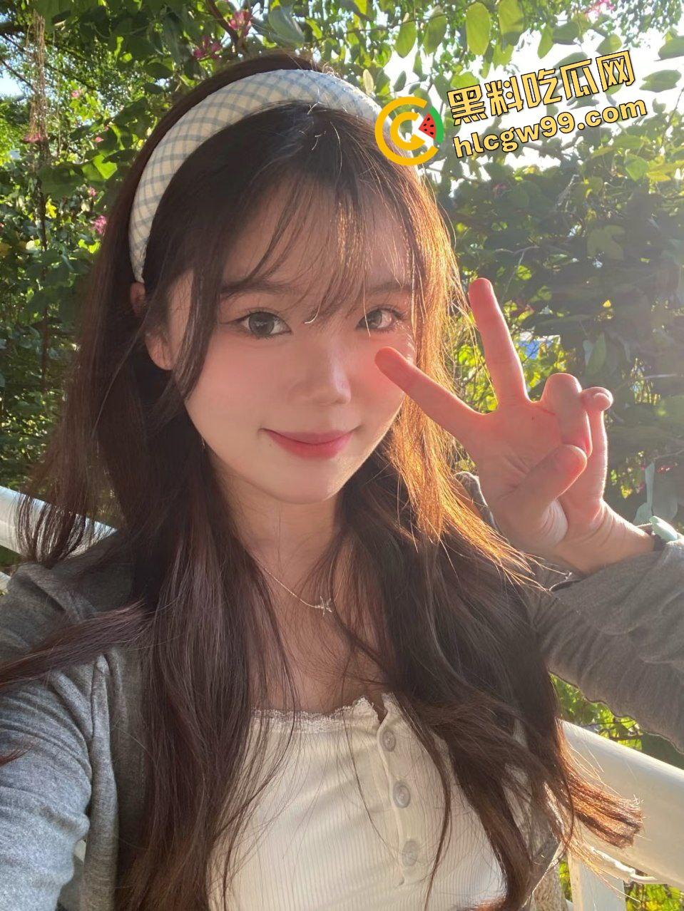 广西高校淫荡反差母狗【胡晓怡】饥渴难耐跑到男友宿舍做爱，当着舍友面直接卧床操逼！独家曝光流出！  第4张