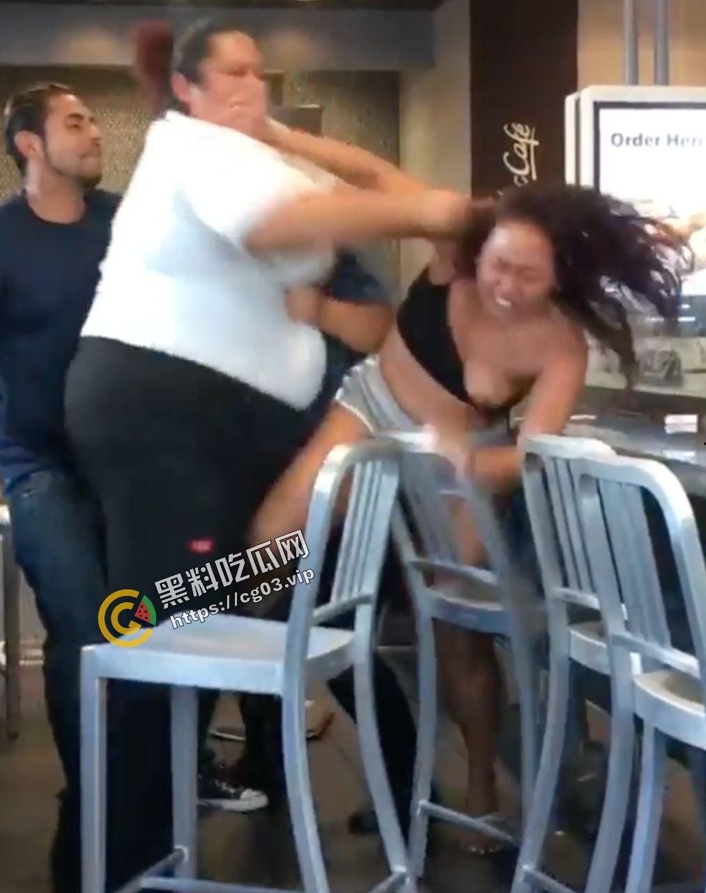 疯狂星期五  麦当劳里洋妞互打 奶子都给打飞了 过于彪悍 第4张