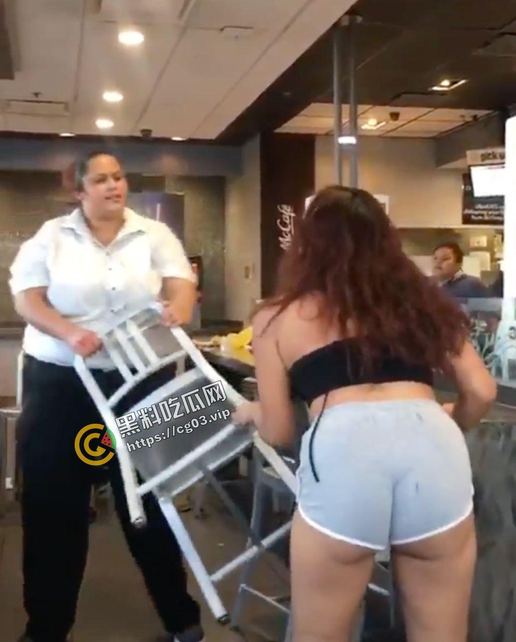 疯狂星期五  麦当劳里洋妞互打 奶子都给打飞了 过于彪悍 第5张