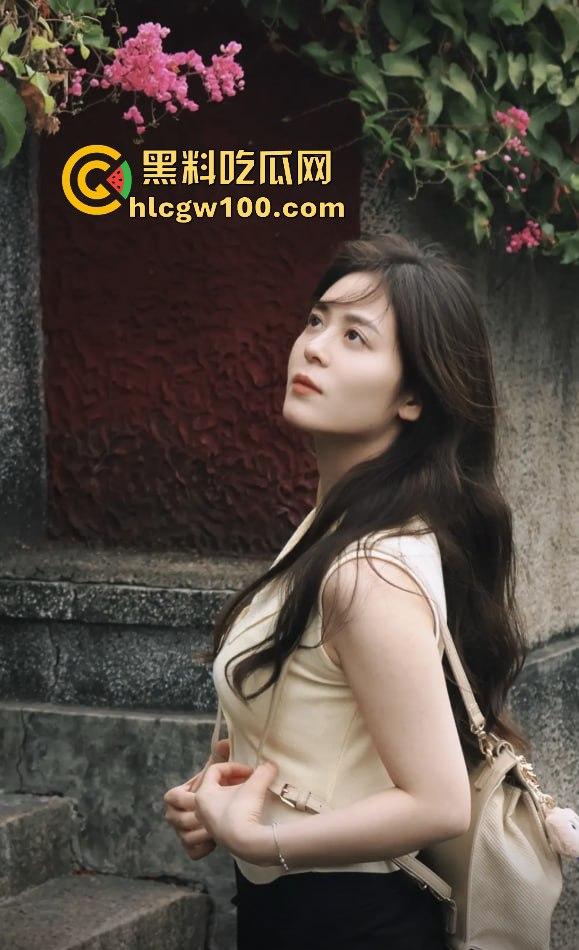 抖音擦边女神『小黄鱼』凭骚气出圈,直播思路清晰擦边到位,粉丝边掏钱包边咨询医美,钱包空了还得了! 第10张 抖音擦边女神『小黄鱼』凭骚气出圈,直播思路清晰擦边到位,粉丝边掏钱包边咨询医美,钱包空了还得了! 第10张