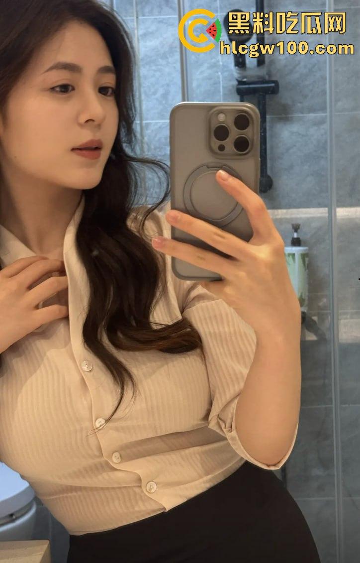 抖音擦边女神『小黄鱼』凭骚气出圈,直播思路清晰擦边到位,粉丝边掏钱包边咨询医美,钱包空了还得了! 第14张 抖音擦边女神『小黄鱼』凭骚气出圈,直播思路清晰擦边到位,粉丝边掏钱包边咨询医美,钱包空了还得了! 第14张