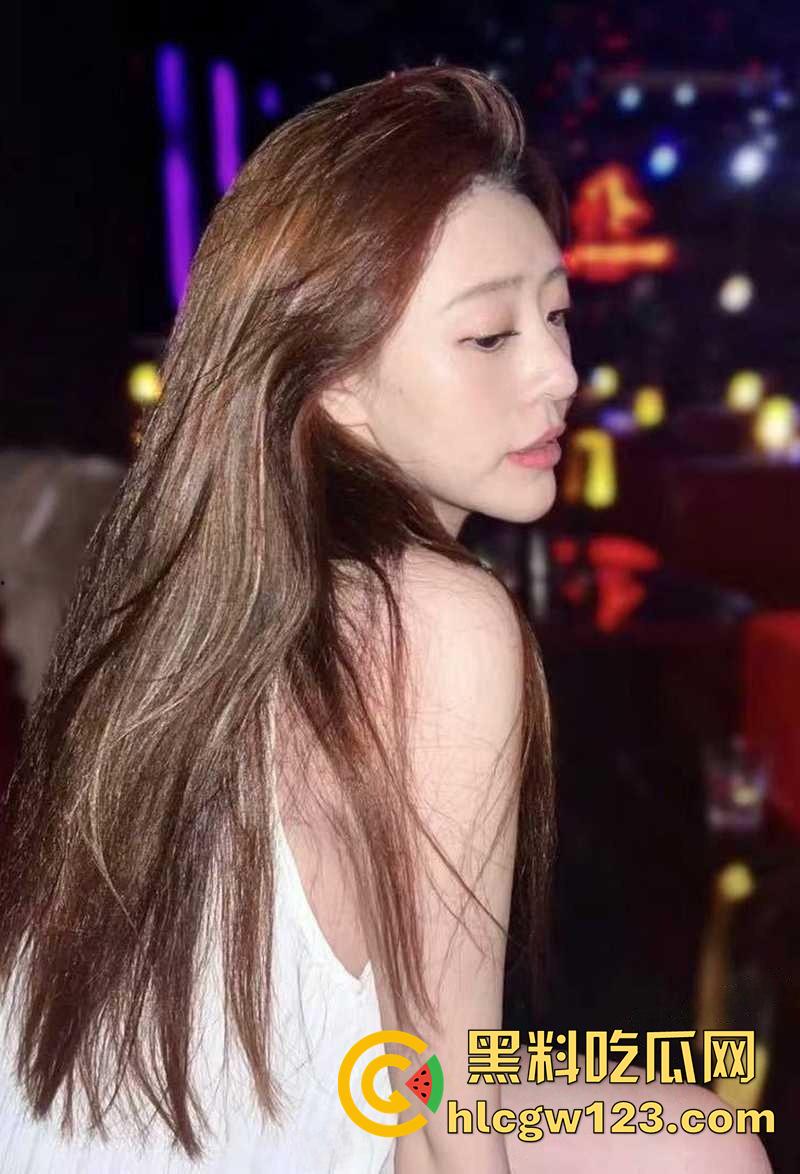 御姐颜值巨乳校花【顾盈】，太原职业技术学院骚逼，胸大腰细身材粉嫩逆天，舔功一流眼神勾人！  第4张